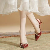 Tacones de aguja con remaches para mujer, color vino tinto, punta estrecha